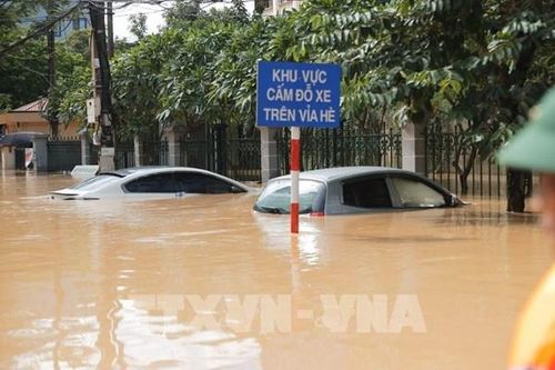 Cách xử lý ô tô bị ngập nước: Cứu xe đúng cách để tránh 'mất cả chì lẫn chài'
