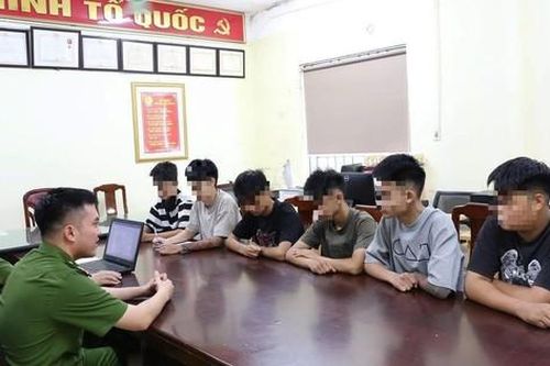 Vụ nam sinh ở Hà Nội bị ép bò giữa đường, liếm biển số xe: Khởi tố 2 đối tượng