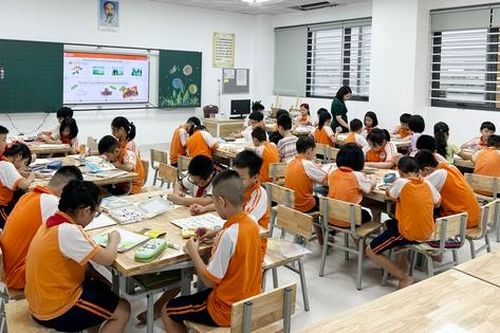 Phụ huynh bức xúc vì phải 'gánh' nhiều khoản thu đầu năm, trường khẳng định 'làm đúng quy định'