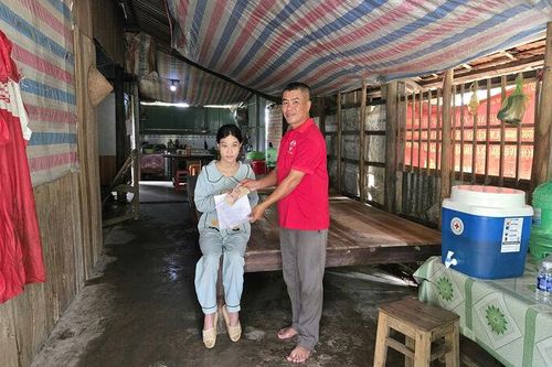 Trao hơn 13 triệu đồng hỗ trợ gia đình anh Nguyễn Hoàng Nghi