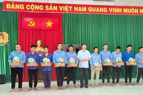 Xã Tri Tôn thăm, tặng quà học viên Cơ sở Cai nghiện ma túy số 1