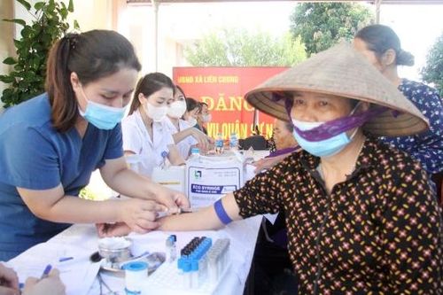 Bắc Ninh: Khám, cấp thuốc và tặng quà cho người dân vùng bị ngập lụt