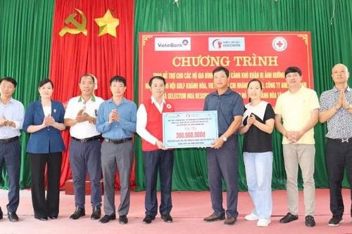 Trao 300 triệu đồng hỗ trợ người dân bị ảnh hưởng do bão lũ
