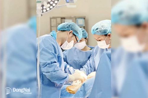 Bóc tách khoảng 20 cục u xơ phức tạp cho người phụ nữ