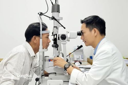 Người đàn ông suýt mù mắt vì chủ quan do thói quen dùng 'thuốc nhỏ mắt'