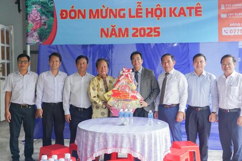 Phó Chủ tịch Thường trực UBND tỉnh Khánh Hòa Nguyễn Long Biên thăm, chúc mừng các gia đình người Chăm tiêu biểu nhân dịp Lễ hội Katê