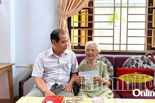Lãnh đạo phường Tây Nha Trang thăm, tặng quà chiến sĩ và thân nhân chiến sĩ 23-10