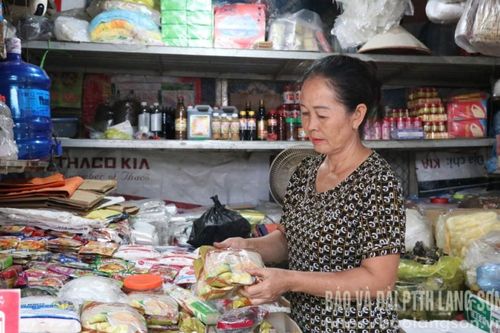 Tiểu thương 'gồng mình' sau lũ