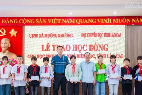 Lào Cai: Trao học bổng cho học sinh vượt khó, hiếu học tại xã Mường Khương