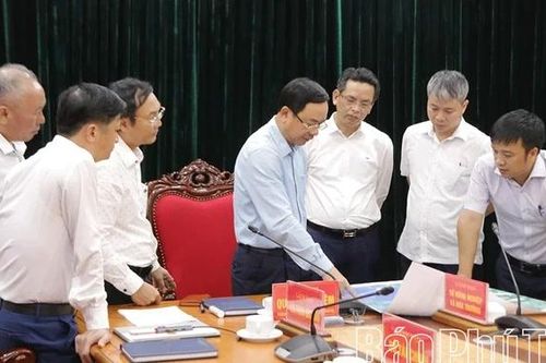 Họp bàn giải quyết vướng mắc về đất nông, lâm trường quản lý khi giải phóng mặt bằng và tại 3 dự án trọng điểm khu vực Hòa Bình