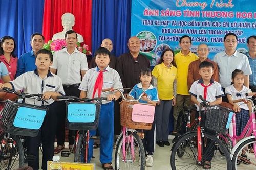 Trao 250 suất quà và học bổng cho người dân và học sinh nghèo vượt khó của phường Hóa Châu