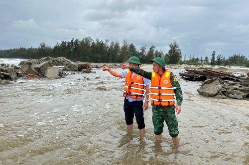 Triều cường dâng, nước biển chảy tràn vào khu dân cư