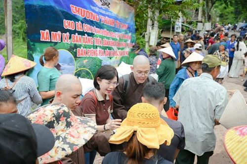 Tu viện Khánh An (TP.HCM) trao quà đến bà con vùng lũ tỉnh Nghệ An, Thanh Hóa