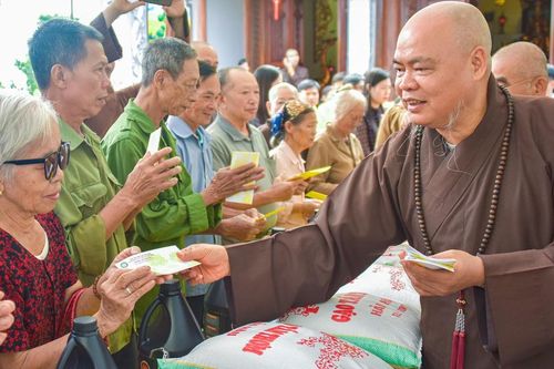 Phái đoàn GHPGVN hỗ trợ bà con tại tỉnh Thái Nguyên - nơi chịu thiệt hại nặng nề bởi cơn bão số 11