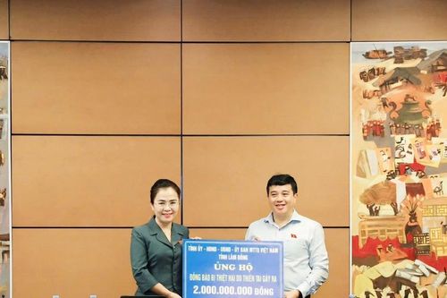 Đoàn ĐBQH tỉnh Lâm Đồng trao 2 tỷ đồng hỗ trợ Nghệ An khắc phục hậu quả bão số 10 và 11