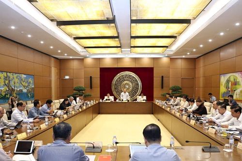 Tăng đầu tư hạ tầng vùng biên giới, hải đảo và thúc đẩy chuyển đổi số toàn diện