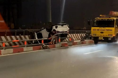 Tài xế ô tô nguy kịch sau vụ tai nạn lúc rạng sáng