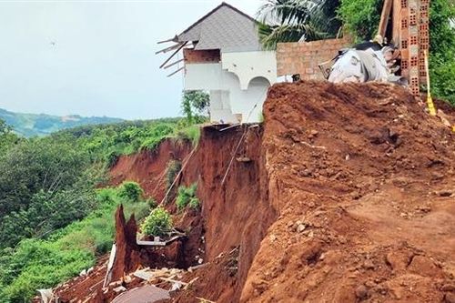 Tiếp tục sạt lở rất nghiêm trọng tại đường vào Trạm 500kV thủy điện Ia Ly