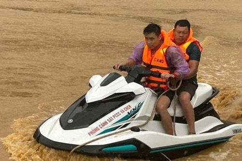 Giây phút sinh tử của 2 chiến sĩ Công an cứu người giữa dòng lũ dữ