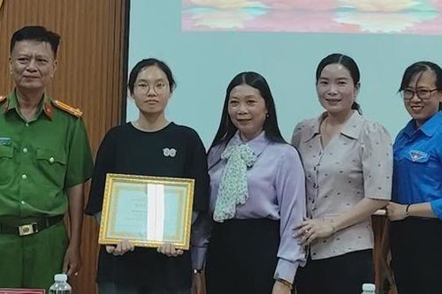 Khen thưởng thiếu nữ nhặt được của rơi nộp cho Công an trả lại người mất