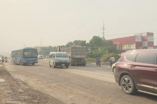 Dự án Đường 32 'đắp chiếu' gây ô nhiễm bụi, mất ATGT