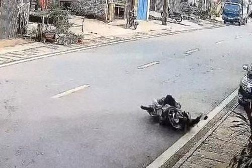 Xe máy tông phải chó thả rông, nữ điều dưỡng tử vong thương tâm