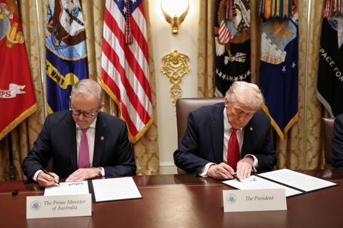 Ký hợp đồng 8,5 tỷ USD, ông Trump tuyên bố Mỹ 'dư khoáng sản và đất hiếm'