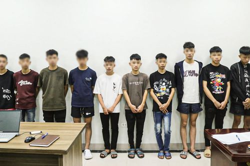 Tạm giữ 20 thanh thiếu niên mang hung khí, đua xe náo loạn trung tâm Bắc Ninh
