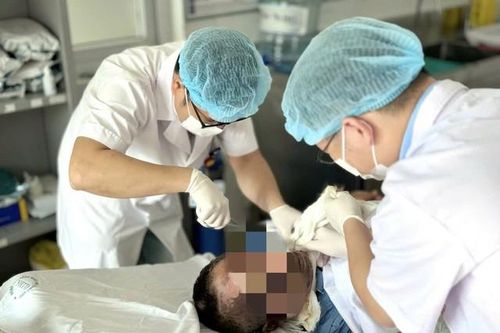 Người đàn ông bị bỏng nặng, nguy kịch khi giữ thang cho hàng xóm sửa điện