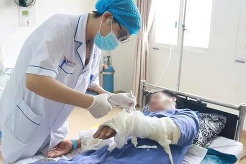 Bỏng nặng vì đốt rác bằng xăng