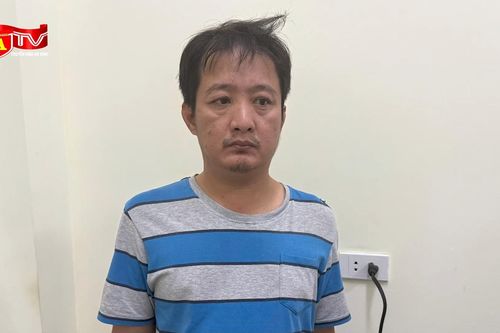 Tạm giữ hình sự đối tượng lao xe ô tô vào CSGT