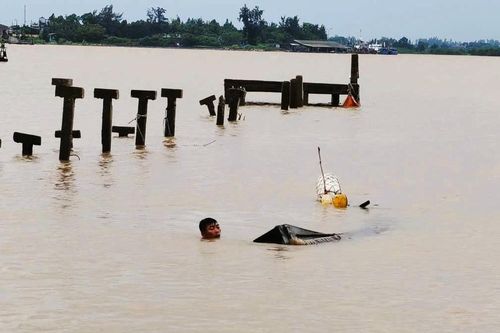 Quảng Trị: Nhiều ghe, tàu bị chìm do thủy triều dâng, neo đậu bất cẩn