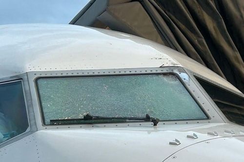 Vật thể lạ đâm nứt kính máy bay Mỹ ở độ cao 11.000 m