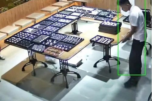 Nhân viên làm vỡ 30 vòng ngọc bích và pha xử lý bất ngờ của ông chủ TQ