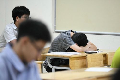 Cảnh báo 'nóng' khi học sinh sống ảo nhiều hơn sống thật