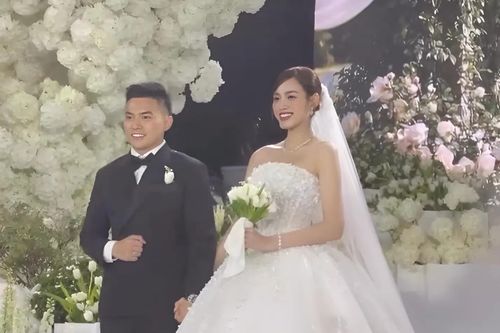 Đỗ Thị Hà và chồng thiếu gia trao nụ hôn ngọt ngào