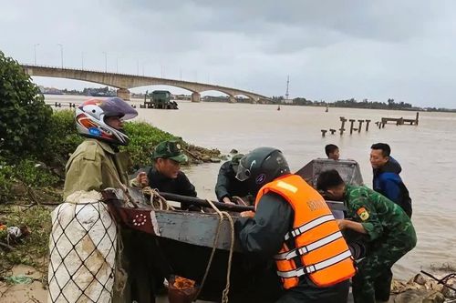 Quảng Trị: 2 ghe, tàu bị chìm khi đang neo đậu tại Cửa Việt
