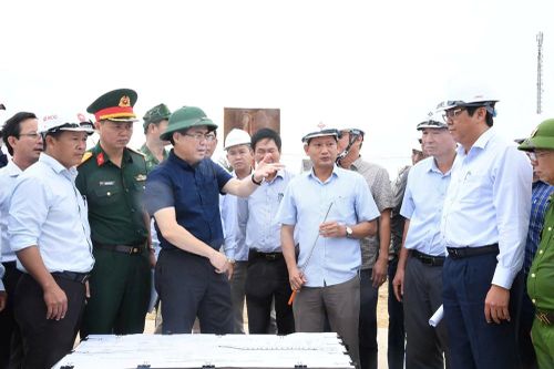 Kiểm tra hiện trường công trình khắc phục, chống sạt lở bờ biển