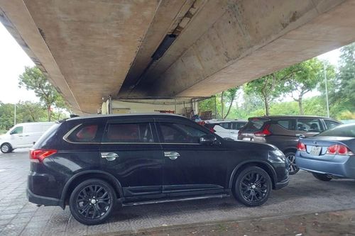 Người dân tất bật di dời ô tô, xe máy đến nơi an toàn trước bão số 12