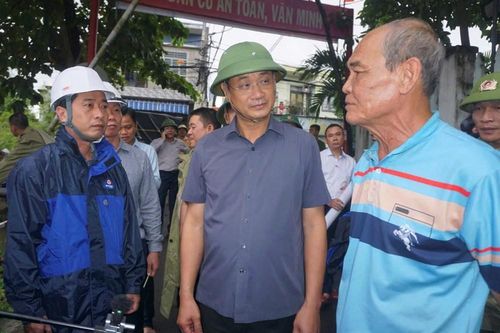 Bí thư Thành ủy Đà Nẵng kiểm tra công tác ứng phó bão số 12 tại khu vực 'rốn lũ' đường Mẹ Suốt