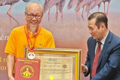Sách ảnh 'Sếu đầu đỏ' xác lập kỷ lục Việt Nam