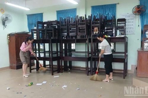 Huế: Hàng nghìn học sinh vùng thấp nghỉ học, chủ động ứng phó bão số 12