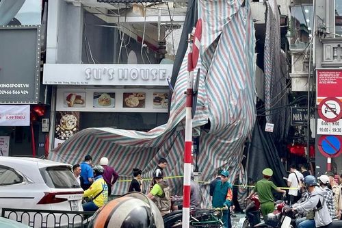 Hà Nội: Tai nạn rơi kính cường lực trúng người dưới đường