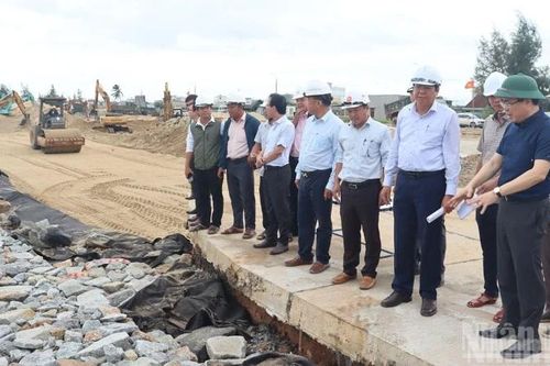 Lãnh đạo tỉnh Quảng Ngãi kiểm tra công tác ứng phó cơn bão số 12