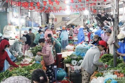 Người dân Đà Nẵng tích trữ lương thực, giá rau xanh tăng