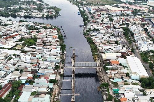 Người dân sống ngay bên cạnh cống ngăn triều Phú Định chật vật bởi triều cường
