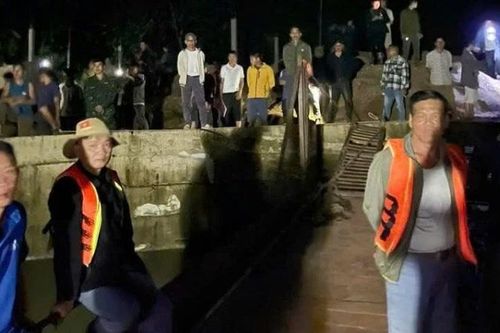 Lật thuyền trên lòng hồ sông Đà, 1 người mất tích