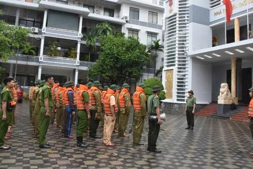 Tuổi trẻ Công an Đà Nẵng xung kích tuyến đầu ứng phó bão số 12