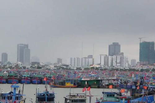 Người dân miền Trung tích trữ lương thực, ứng phó bão lũ