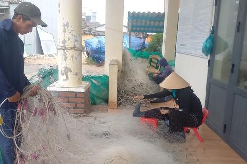 Người dân Quảng Ngãi khẩn trương ứng phó bão số 12